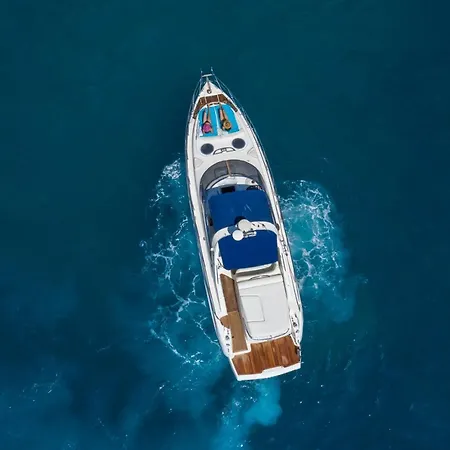 Úszó hotel Daily Cruises Private Yachts