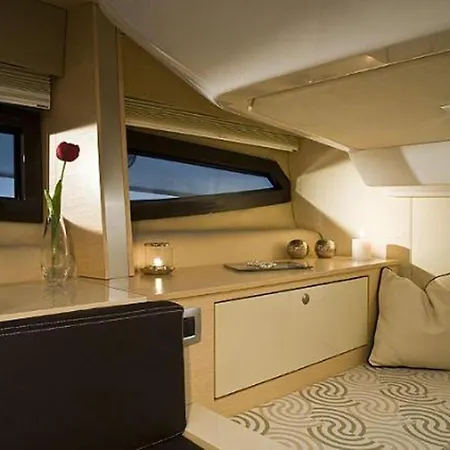 Bateau-hôtel Daily Cruises Private Yachts *