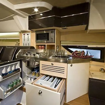 Daily Cruises Private Yachts Bateau-hôtel *